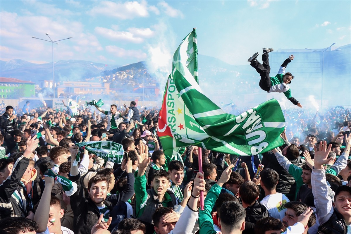 Nesine 3. Lig 1. Grup'ta bitime iki hafta kala şampiyonluğu garantileyen Bursaspor'da taraftarlar...