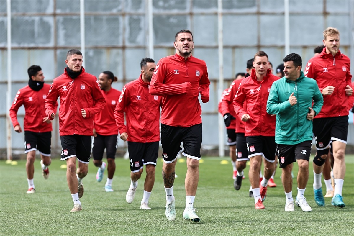 Net Global Sivasspor, Trendyol Süper Lig'in 31. haftasında evinde Fenerbahçe ile oynayacağı maçın...
