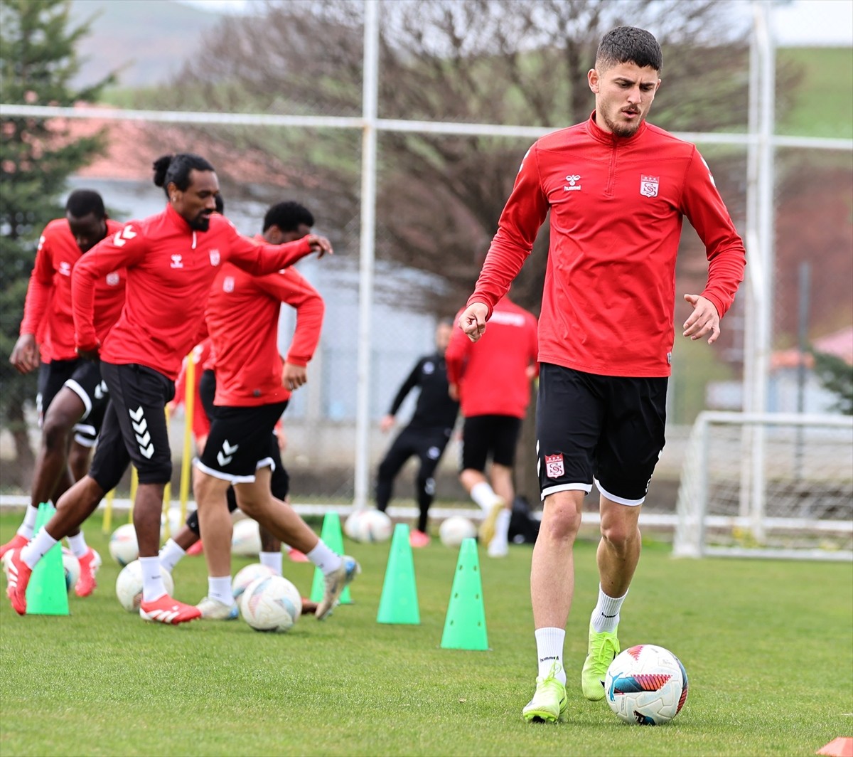 Net Global Sivasspor, Trendyol Süper Lig'in 34. haftasında deplasmanda Galatasaray ile oynayacağı...