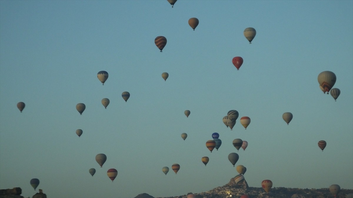Nevşehir'de koruyucu ailelerinin yanında yaşamlarını sürdüren çocuklar, sıcak hava balonu turuna...