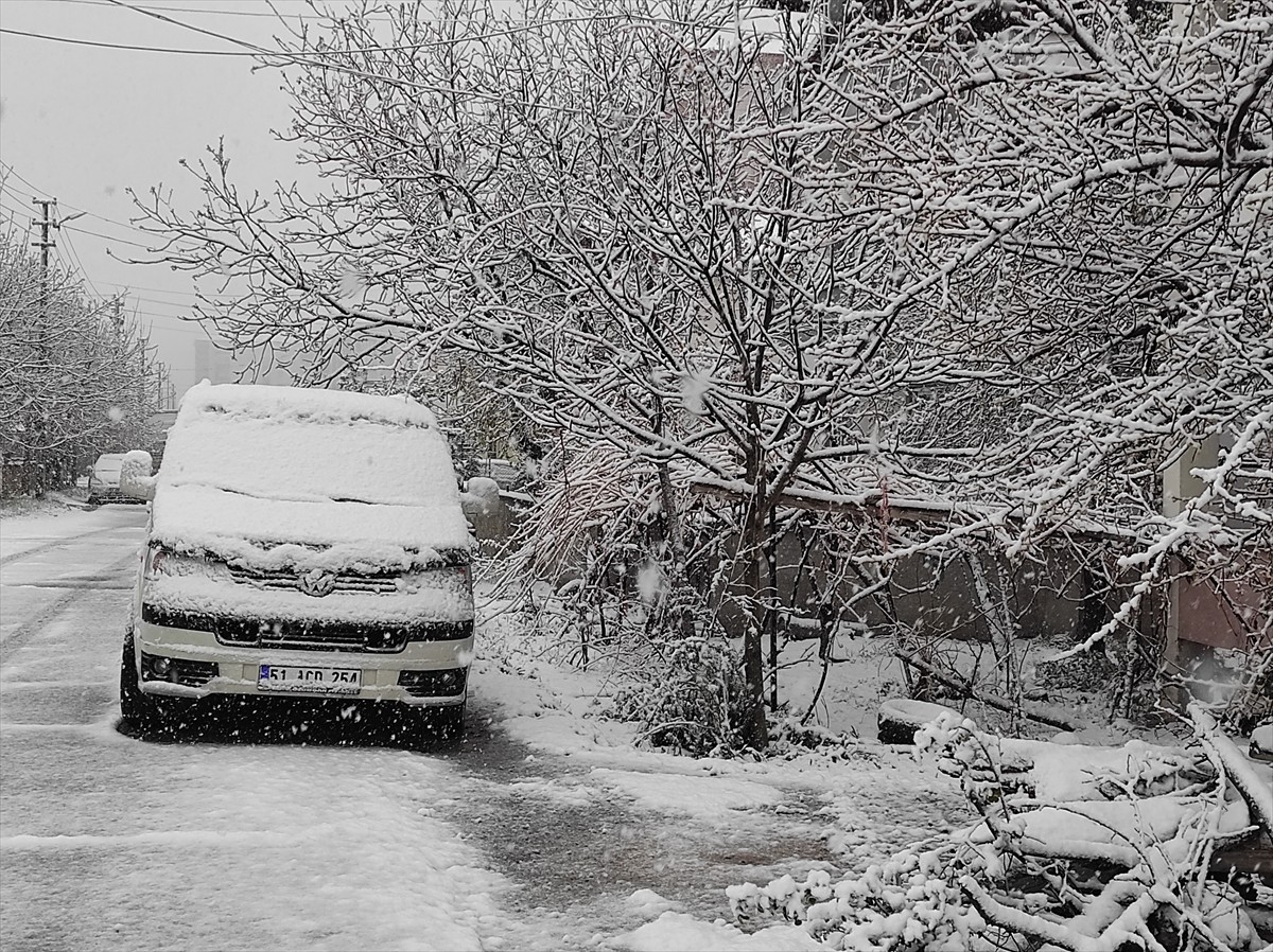 Niğde'de kar yağışı ve soğuk hava etkili oldu. Kar yağışıyla cadde ve sokaklar ile araçların üzeri...