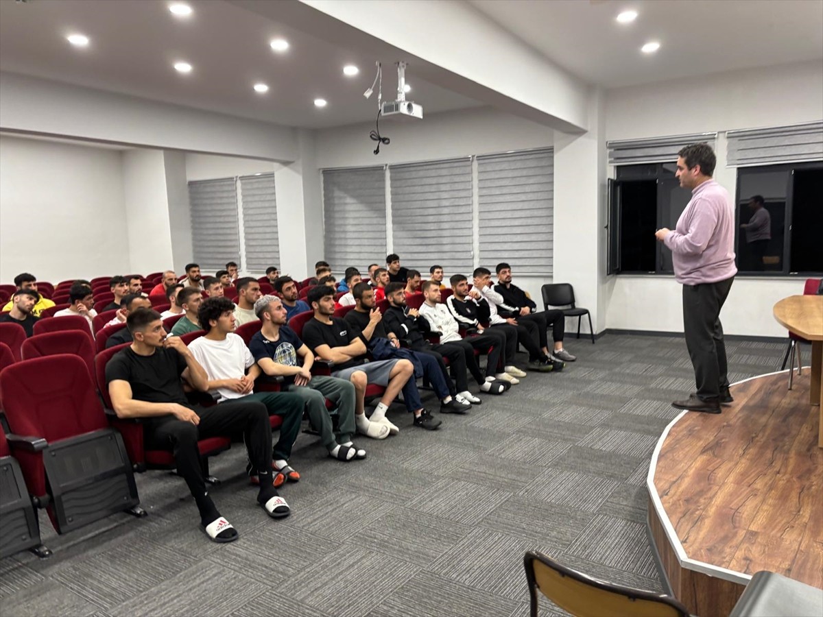 oks Milli Takım antrenörleri ve sporcularına yönelik uluslararası boks kuralları bilgilendirme...