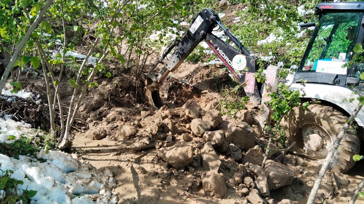 Ordu'nun Altınordu ilçesinde heyelan sonucu kapanan yol ulaşıma açıldı. Altınordu Belediyesi...