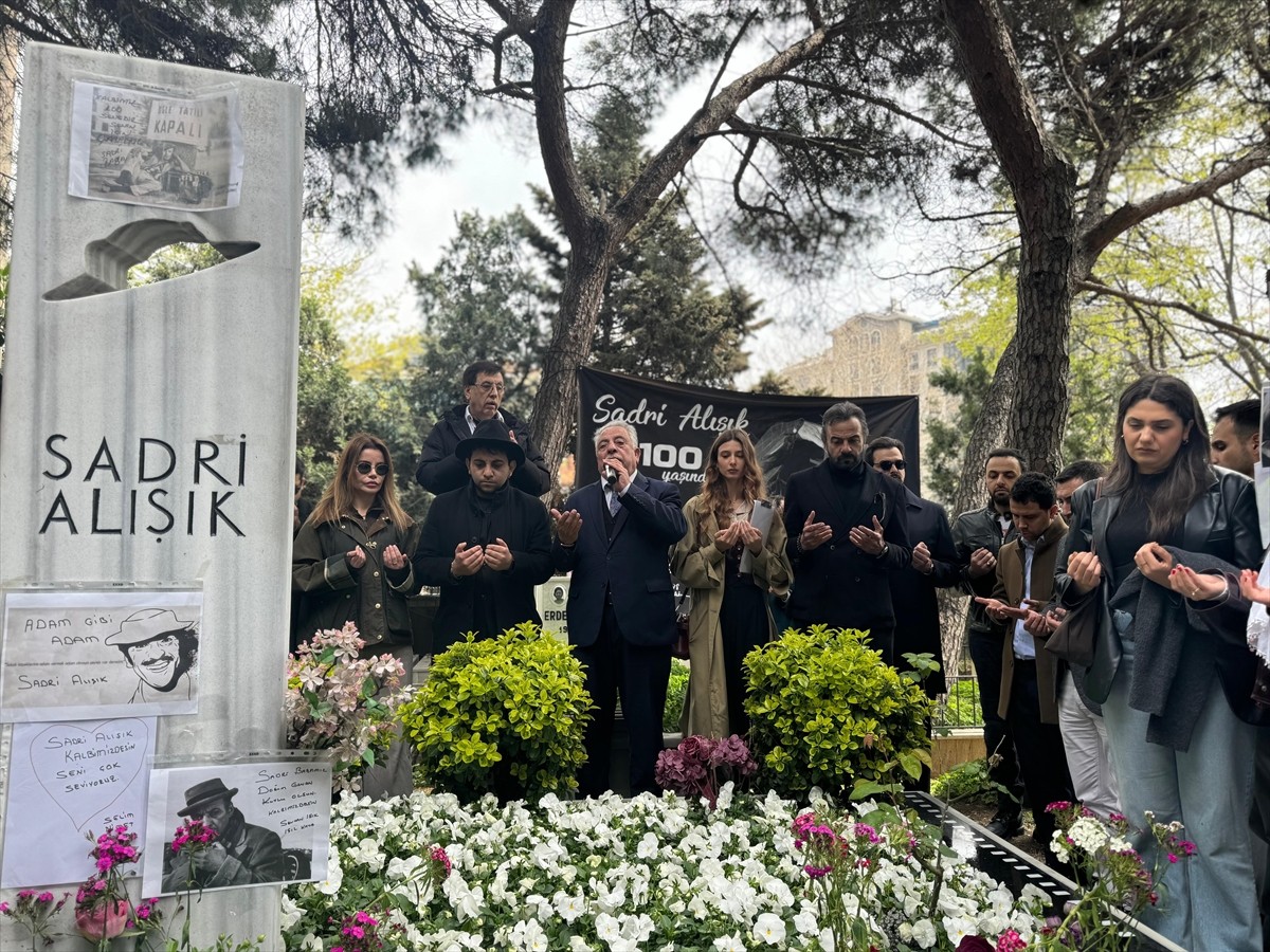 Oyuncu, yönetmen, şair ve ressam Sadri Alışık, doğumunun 100. yılında kabri başında düzenlenen...