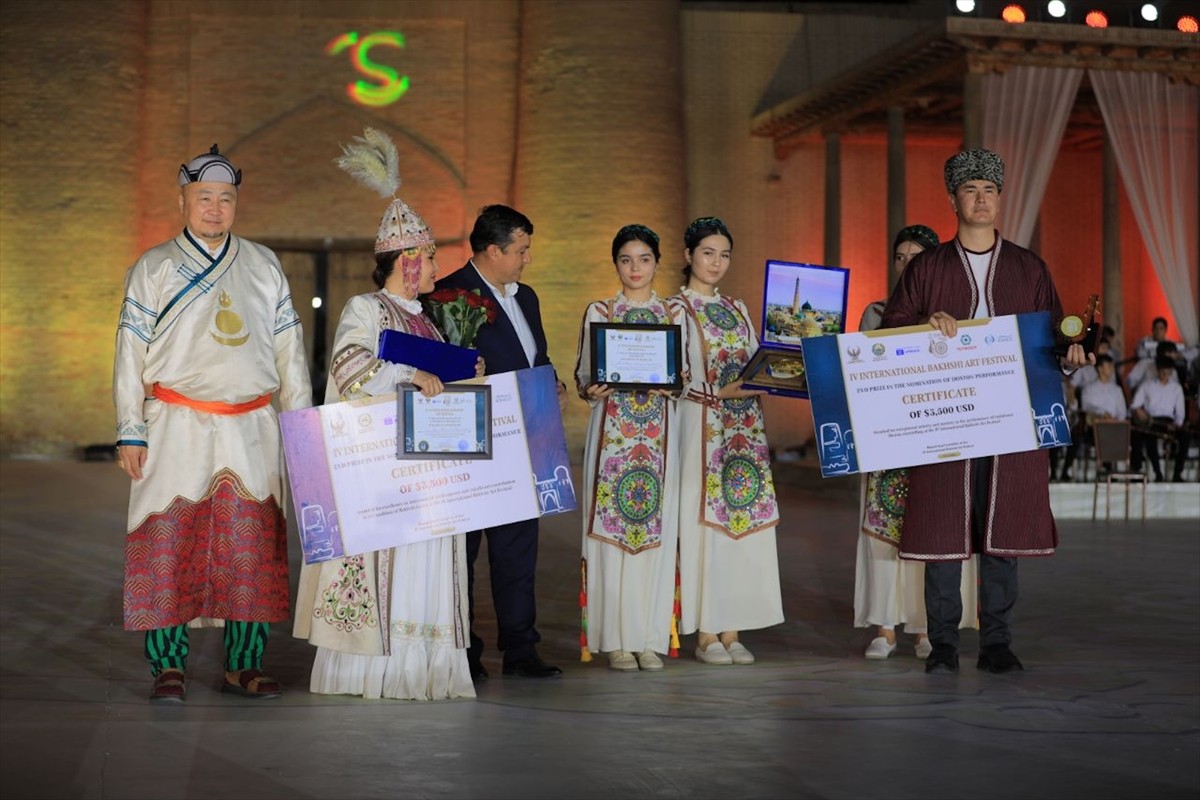 Özbekistan'ın tarihi Hive şehrinde halk destanlarını okuma sanatı olan 4. Uluslararası Bahşı...