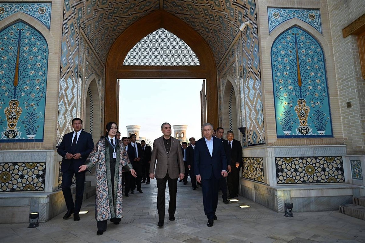 Özbekistan Cumhurbaşkanı Şevket Mirziyoyev (sağda), ülkede resmi temaslarda bulunan Türkmenistan...