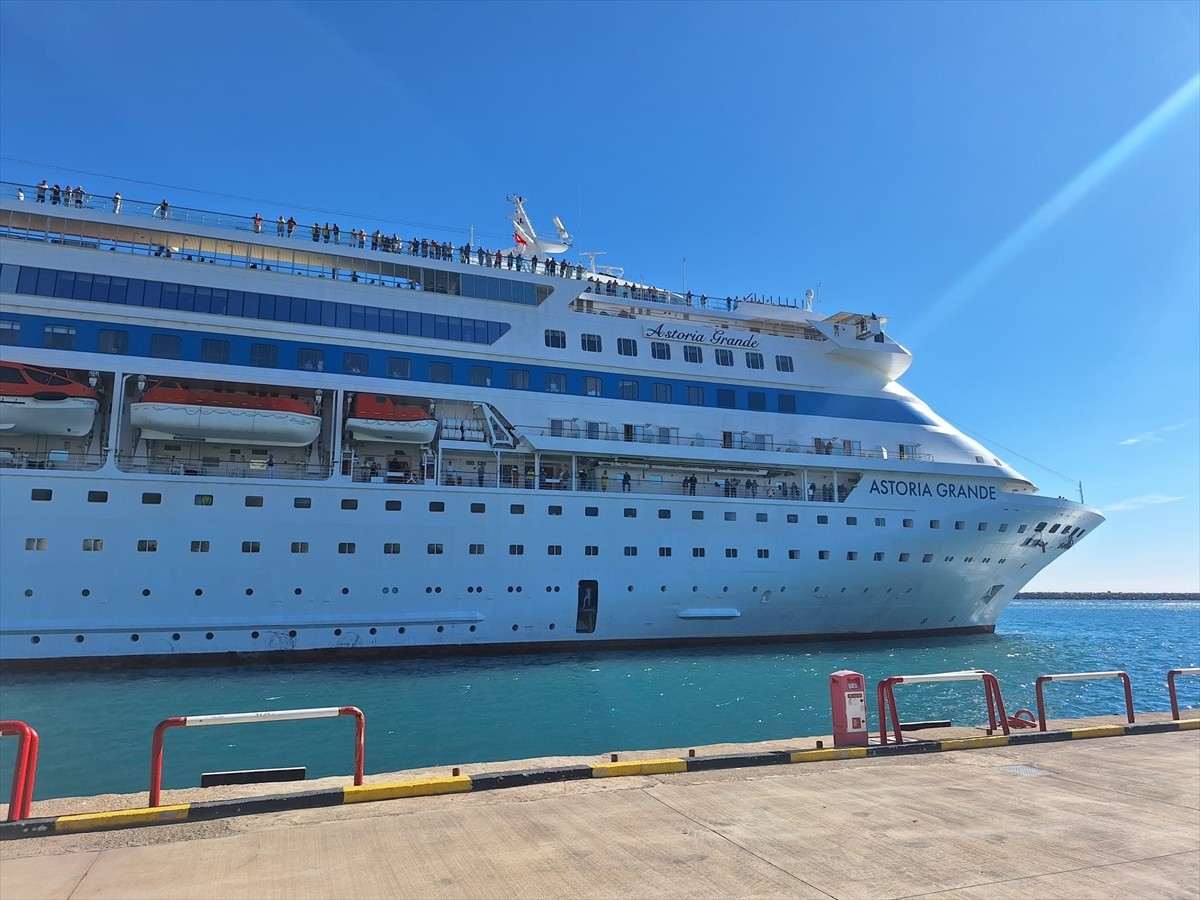  Palau bayrağı taşıyan "Astoria Grande" isimli kruvaziyer, 750 yolcusu ve 430 kişilik...