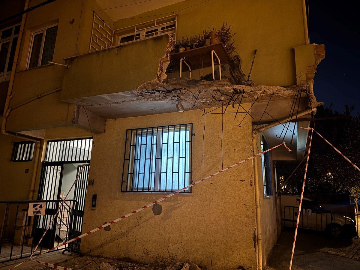 Pendik'te 5 katlı binadaki bir dairenin balkonu çöktü. İhbar üzerine bölgeye polis, itfaiye ve...
