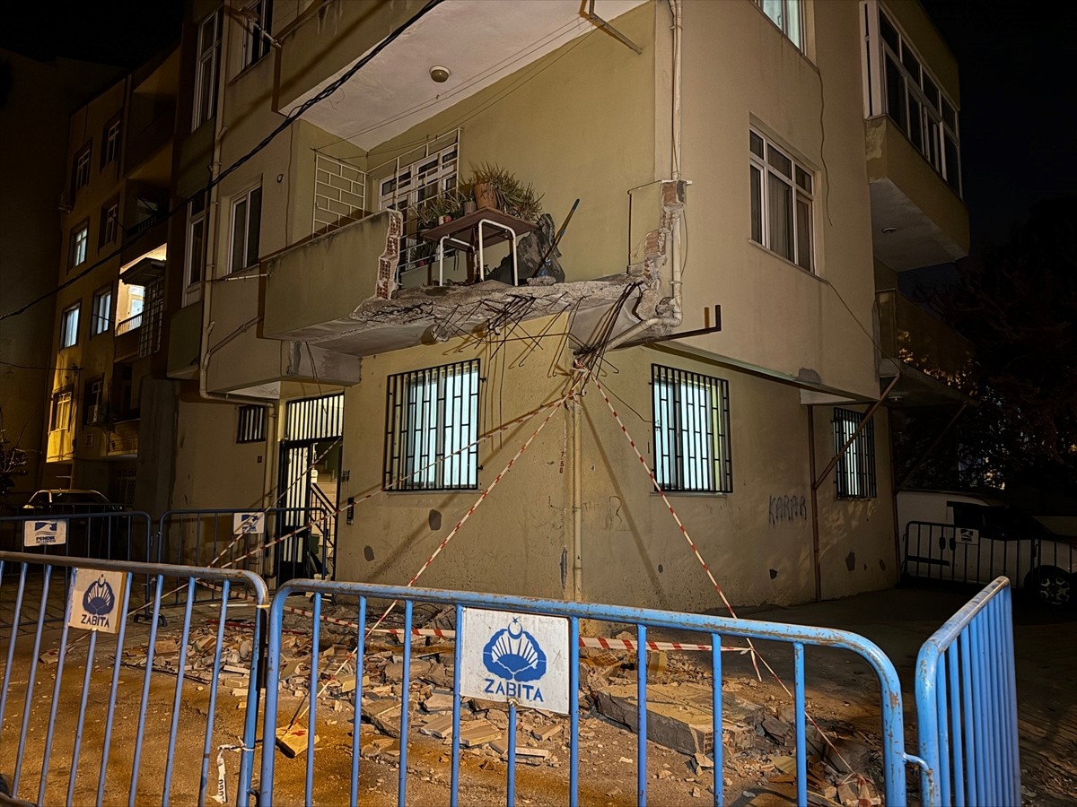 Pendik'te 5 katlı binadaki bir dairenin balkonu çöktü. İhbar üzerine bölgeye polis, itfaiye ve...