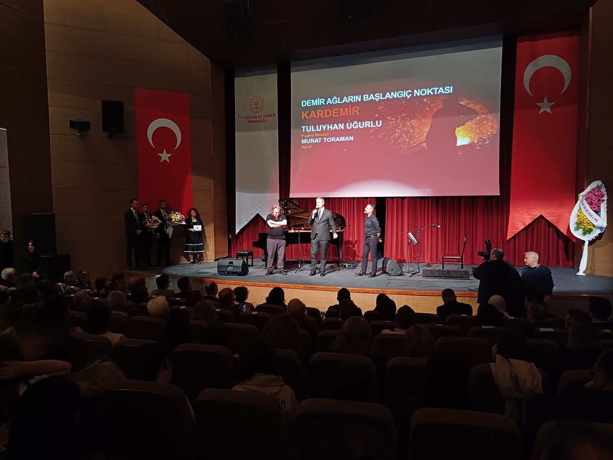 Piyanist ve besteci Tuluyhan Uğurlu, Karabük'te müzikseverlerle buluştu. Uğurlu, Karabük Demir ve...