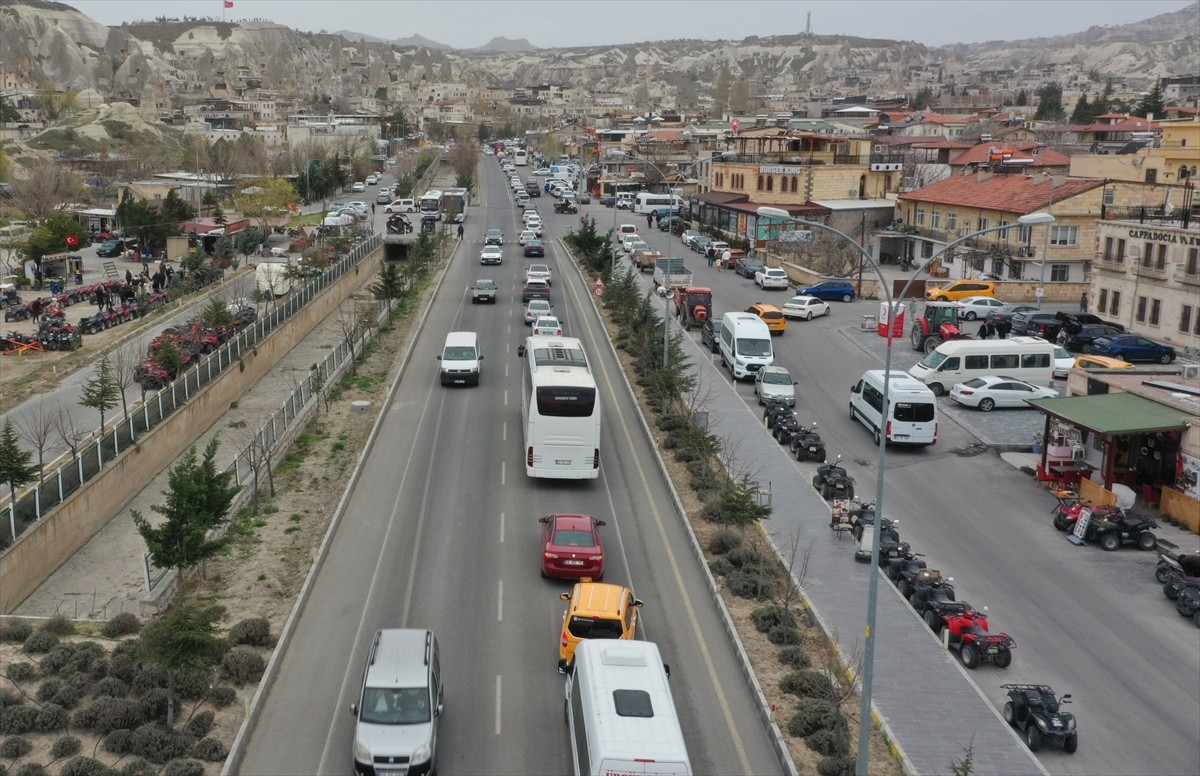 Ramazan Bayramı tatili için Kapadokya'yı tercih eden yerli turistler, turizm merkezleri ve...
