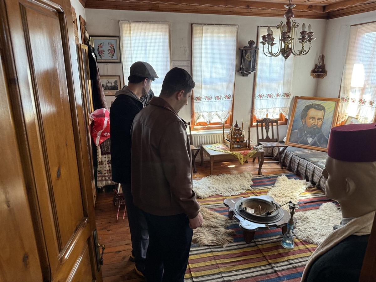 Ramazan Bayramı tatilinde Tekirdağ'a gelen yerli ve yabancı turistler, "Vatan şairi" Namık...