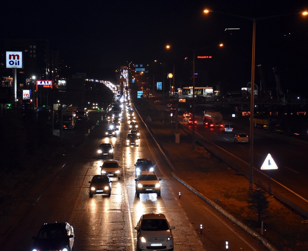 Ramazan Bayramı tatilini memleketlerinde geçiren vatandaşlar, dönüş yolculuğunda "kilit kavşak"...