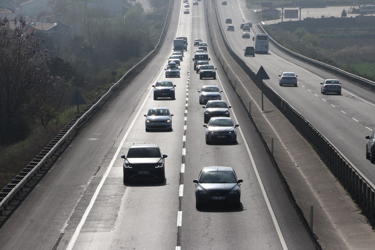 Ramazan Bayramı tatilini memleketlerinde ya da tatil beldelerinde geçiren vatandaşlar, dönüş...