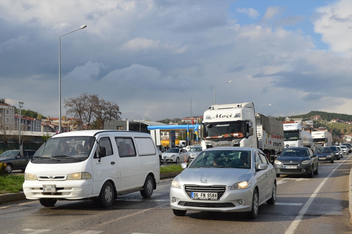 Ramazan Bayramı tatilinin son günlerinde Samsun-Ankara kara yolunun Havza geçişinde yoğunluk...