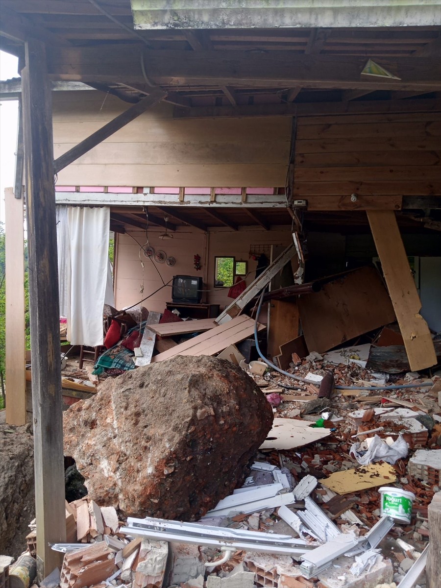  Rize'de, yamaçtan kopan toprak ve kaya parçaları tek katlı evde hasara yol açtı.