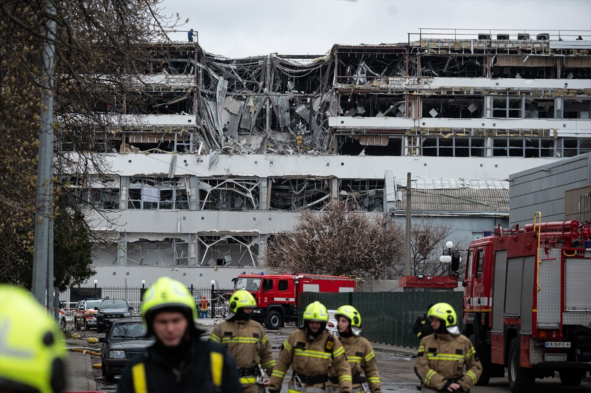 Rus ordusunun, Ukrayna'nın başkent Kiev'e düzenlediği hava saldırısında 1 kişinin hayatını...