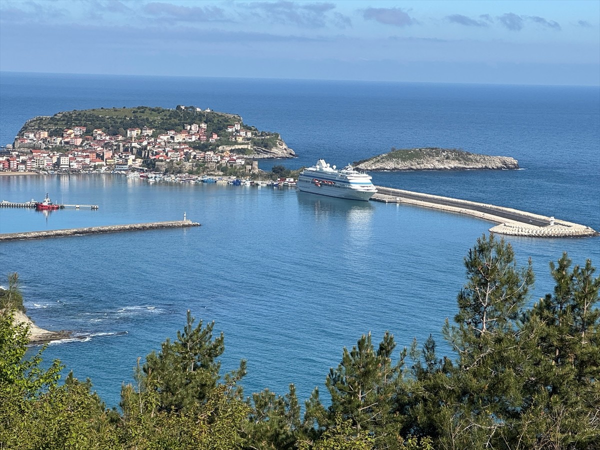 Rusya'nın Soçi kentinden hareket eden "Astoria Grande" adlı kruvaziyer, Amasra Limanı'na...