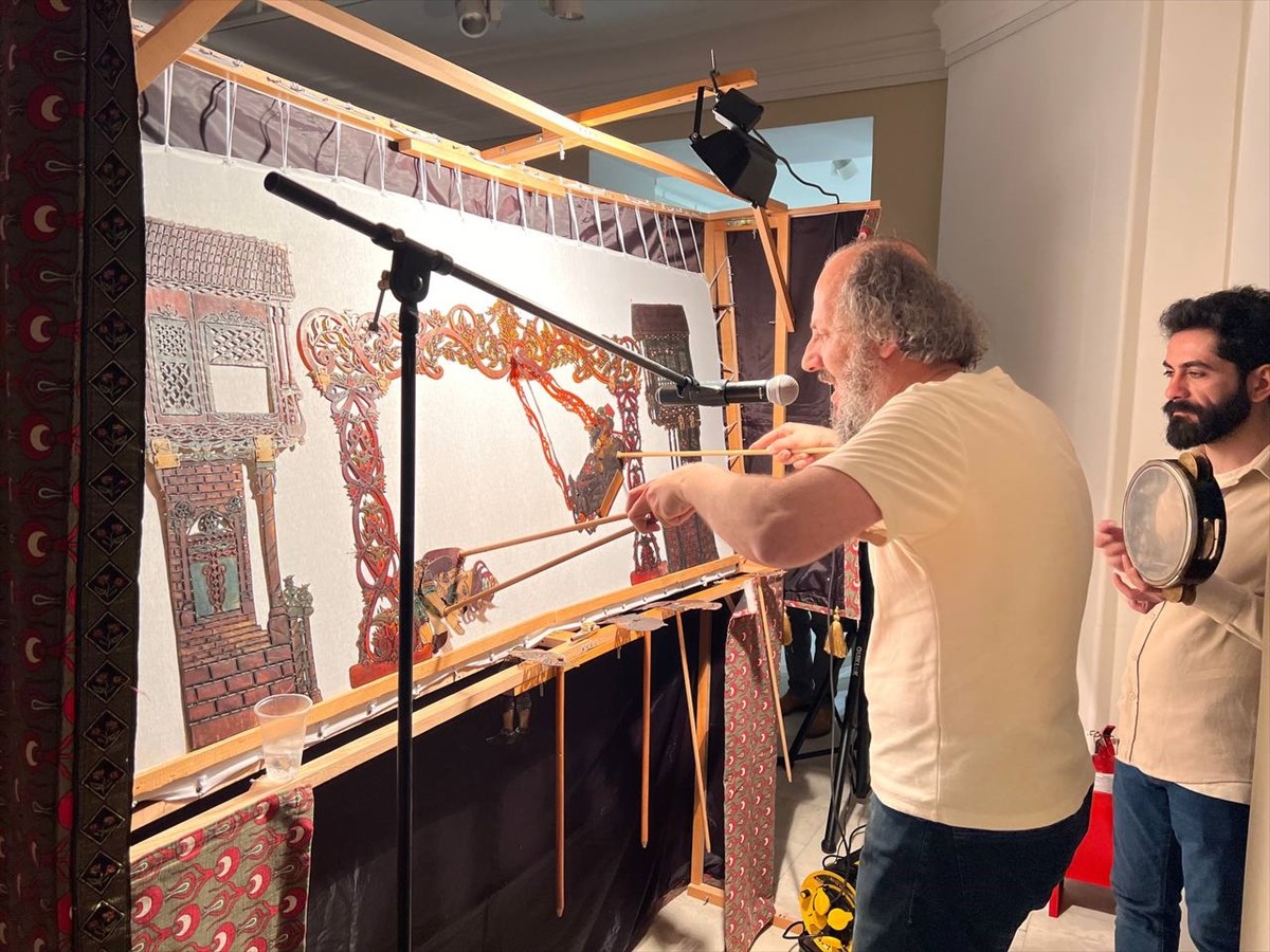 Rusya’da, Türk tiyatrosunun geleneksel Karagöz ve Hacivat gölge oyunu ve figürlerinin tanıtımı...