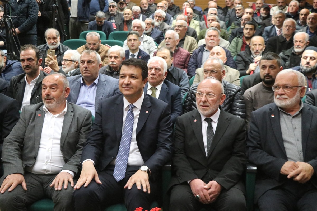 Saadet Partisi Genel Başkanı Mahmut Arıkan (sol 2), partisinin Ardeşen Belediyesi Kültür...