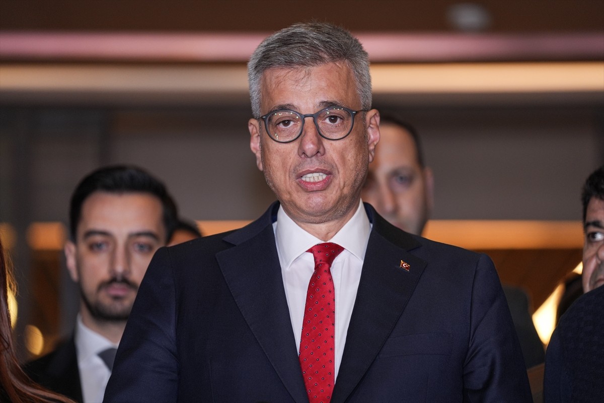 Sağlık Bakanı Kemal Memişoğlu, TBMM Başkanvekili ve DEM Parti İstanbul Milletvekili Sırrı Süreyya...