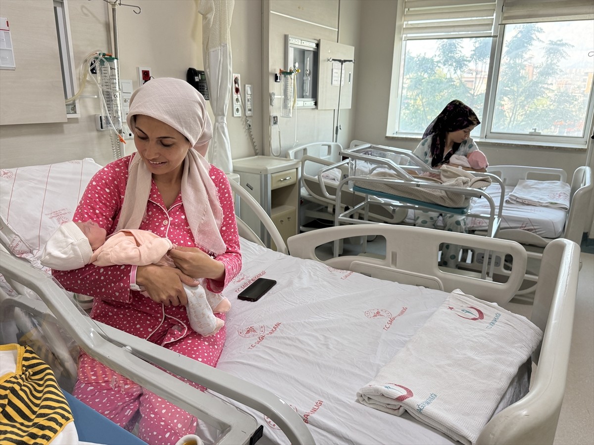 Sağlık Bakanlığınca hazırlanan "Doğal Olan Normal Doğum Eylem Planı" kapsamında her gebeye bir ebe...