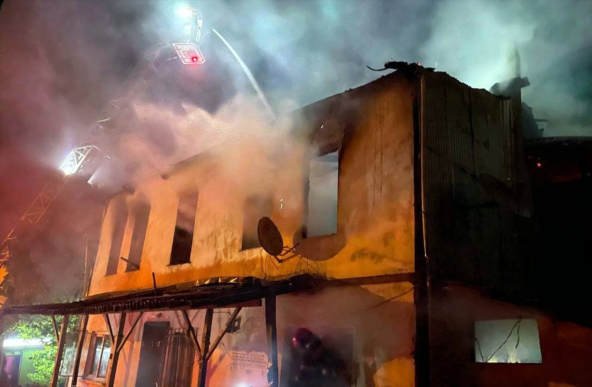 Sakarya'nın Geyve ilçesinde yangın çıkan ahşap ve kerpiç ev kullanılamaz hale geldi.