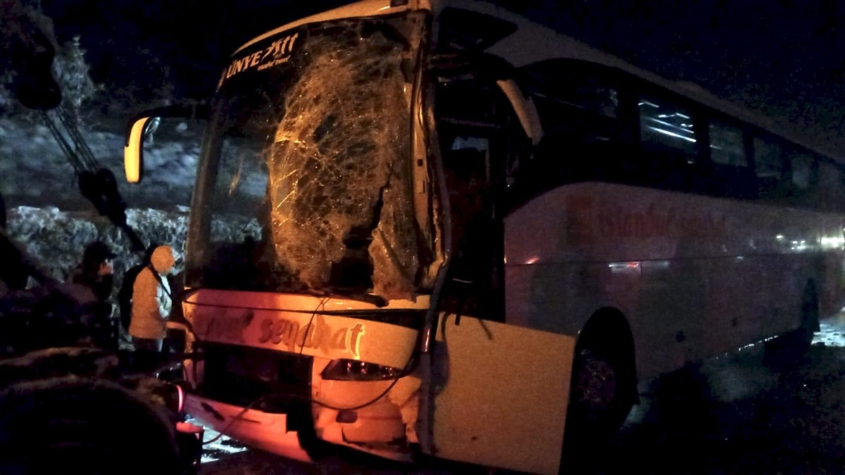 Samsun'un Kavak ilçesinde yolcu otobüsün tıra çarptığı kazada ilk belirlemelere göre 4 kişi...