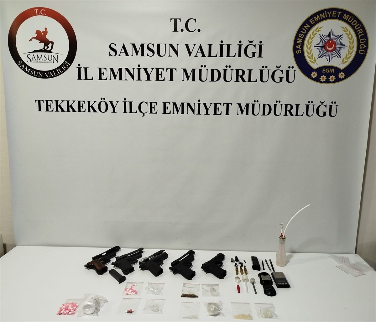 Samsun'un Tekkeköy ve İlkadım ilçelerinde düzenlenen operasyonlarda 5 tabanca gövdesi, 5 tabanca...