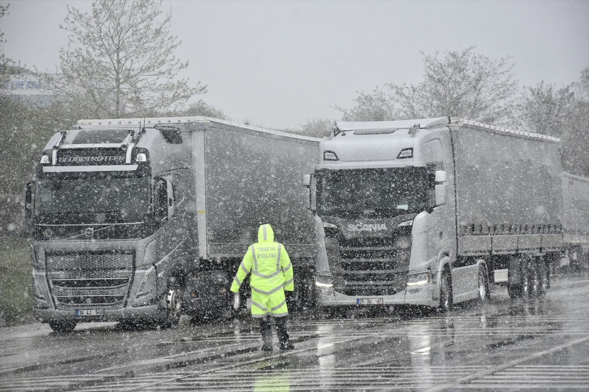 Samsun-Ankara kara yolunda kar yağışı etkili oldu. İl Emniyet Müdürlüğü Bölge Trafik Denetleme...
