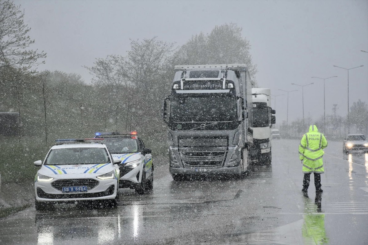 Samsun-Ankara kara yolunda kar yağışı etkili oldu. İl Emniyet Müdürlüğü Bölge Trafik Denetleme...