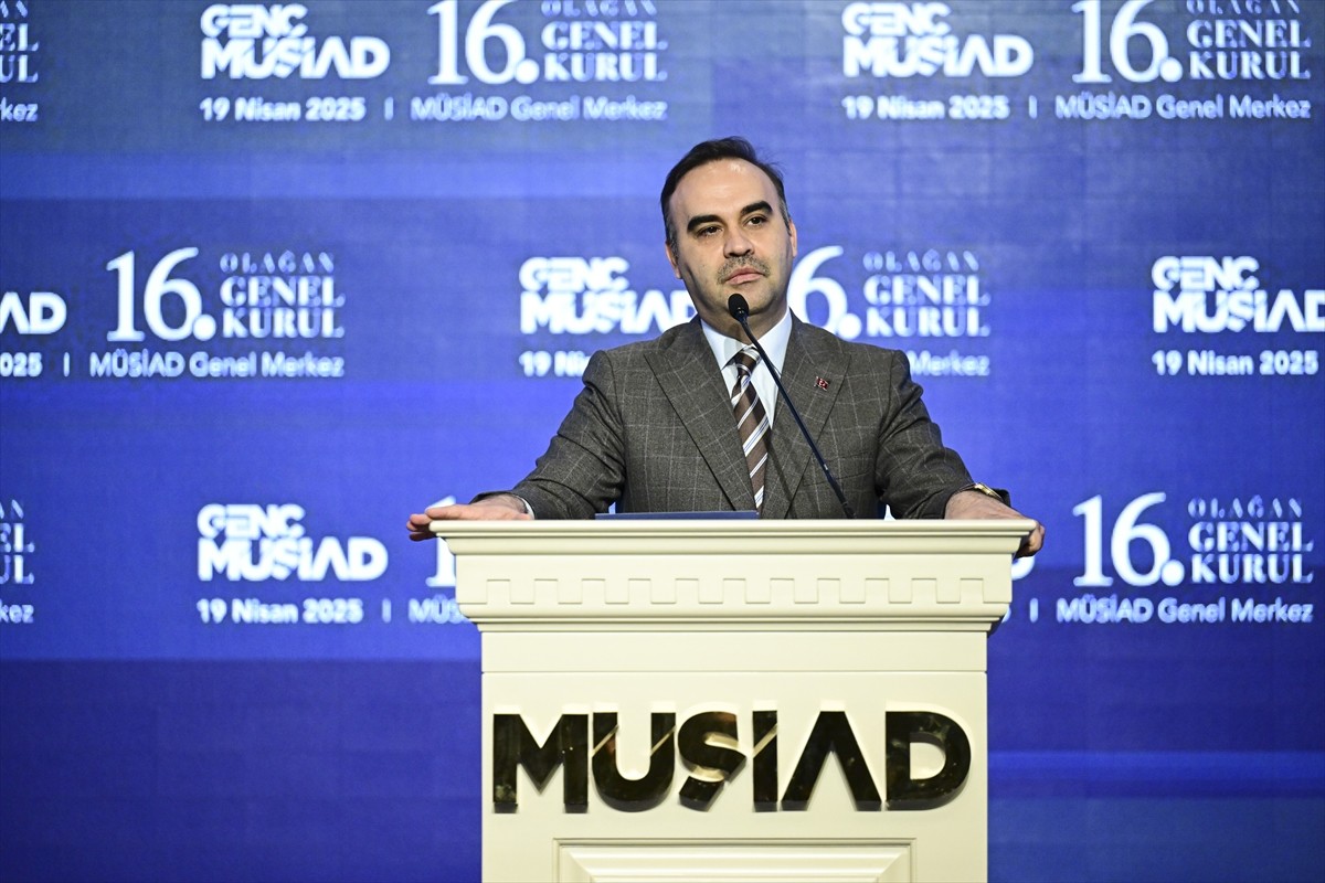 Sanayi ve Teknoloji Bakanı Mehmet Fatih Kacır, Genç MÜSİAD'ın 16. Olağan Genel Kurulu'na katılarak...