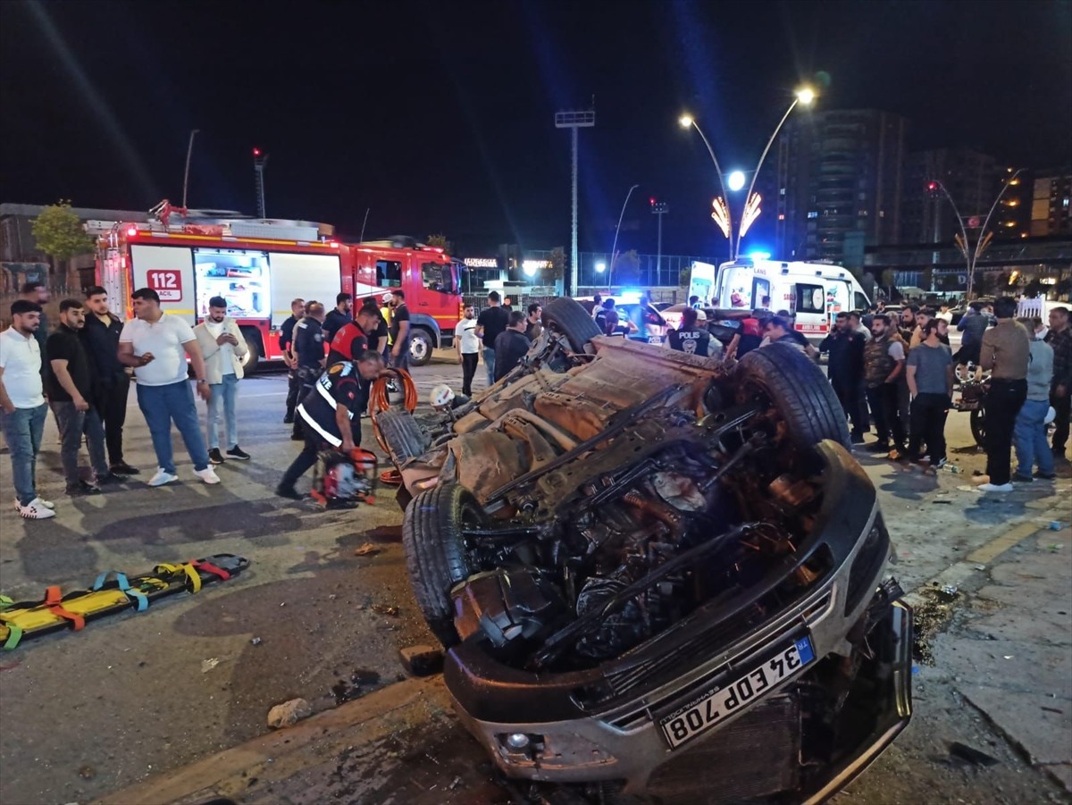 Şanlıurfa'nın Karaköprü ilçesinde park halindeki üç araca çarpan otomobildeki 2 kişi öldü, 1 kişi...