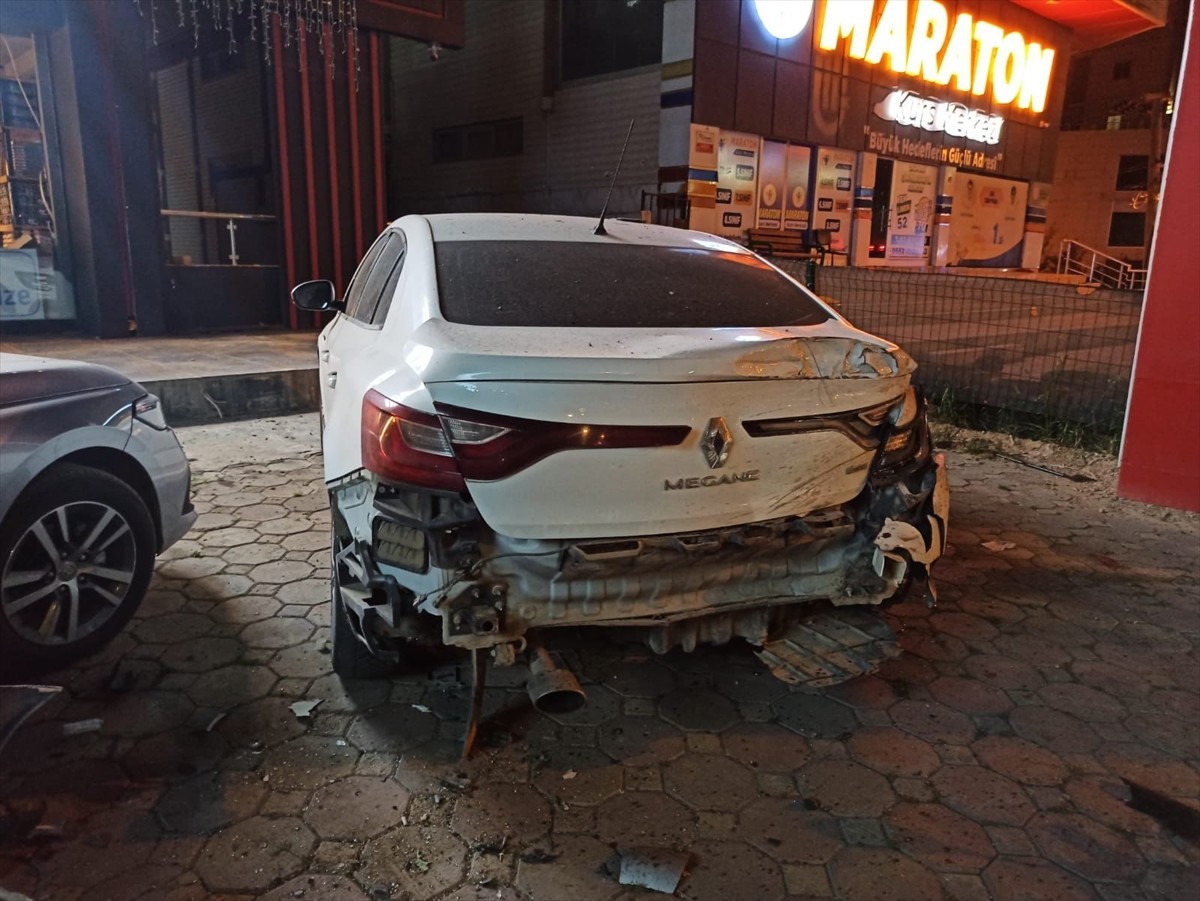 Şanlıurfa'nın Karaköprü ilçesinde park halindeki üç araca çarpan otomobildeki 2 kişi öldü, 1 kişi...