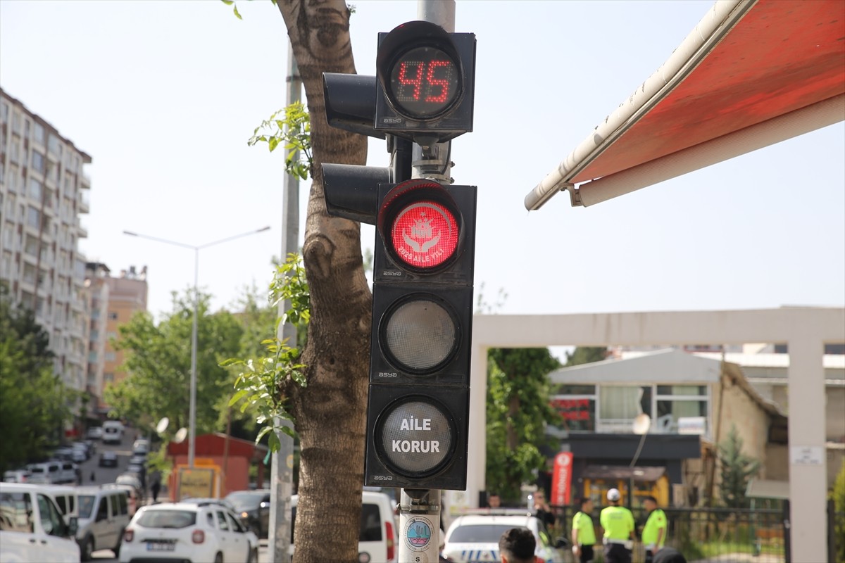 Siirt'te bazı noktalardaki trafik sinyalizasyon sistemlerindeki ışıklara "Aile Yılı"na özel...
