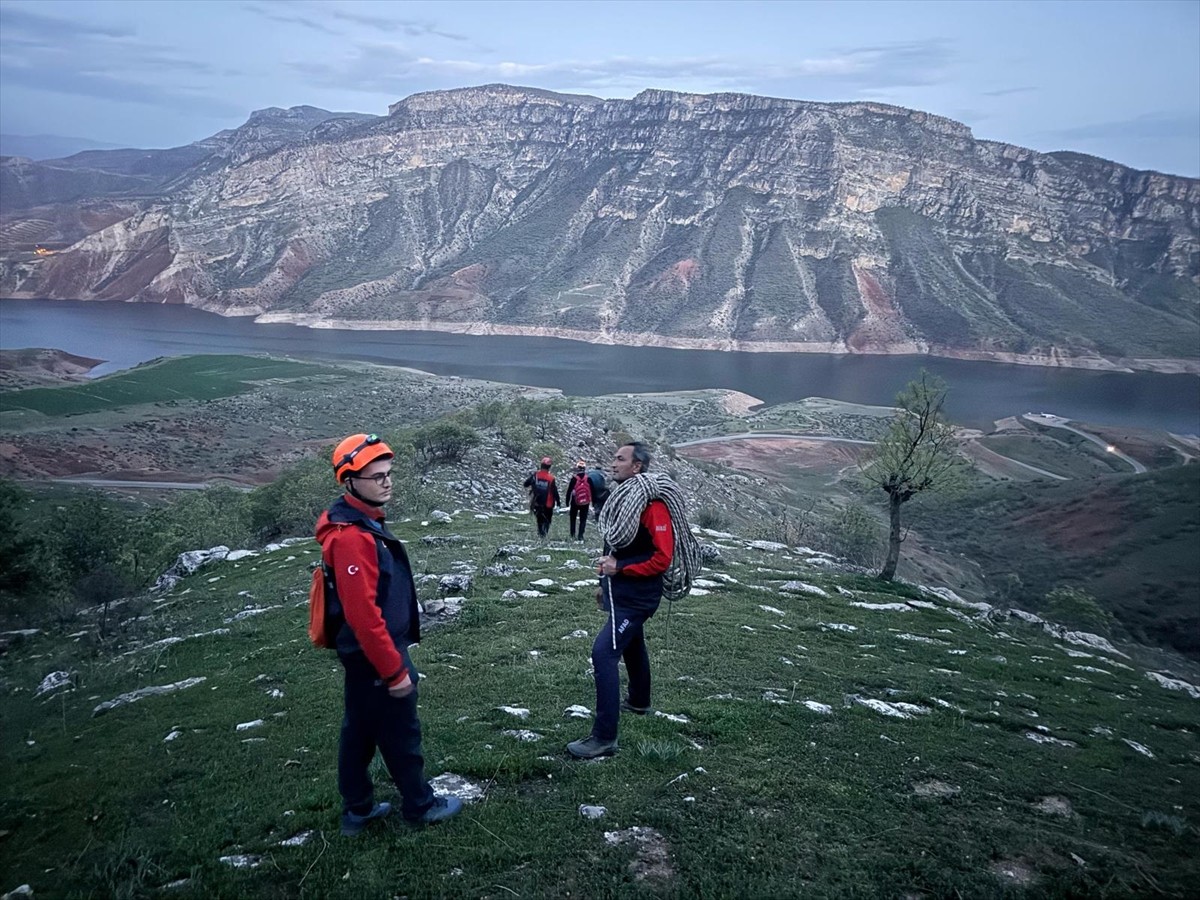 Siirt'te kayalıklarda mahsur kalan çoban, AFAD ekiplerince kurtarıldı. Uçurumda mahsur kalan...