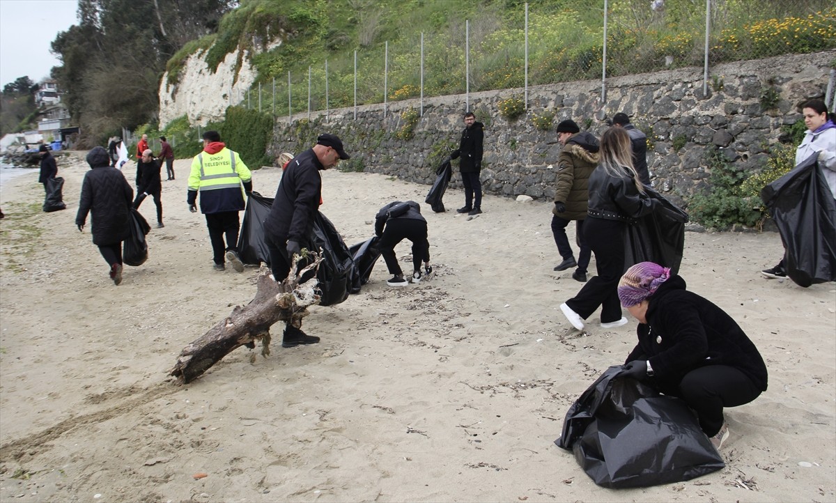 Sinop'ta deniz turizmi konusunda farkındalık oluşturmak amacıyla sahillerde çevre temizliği...