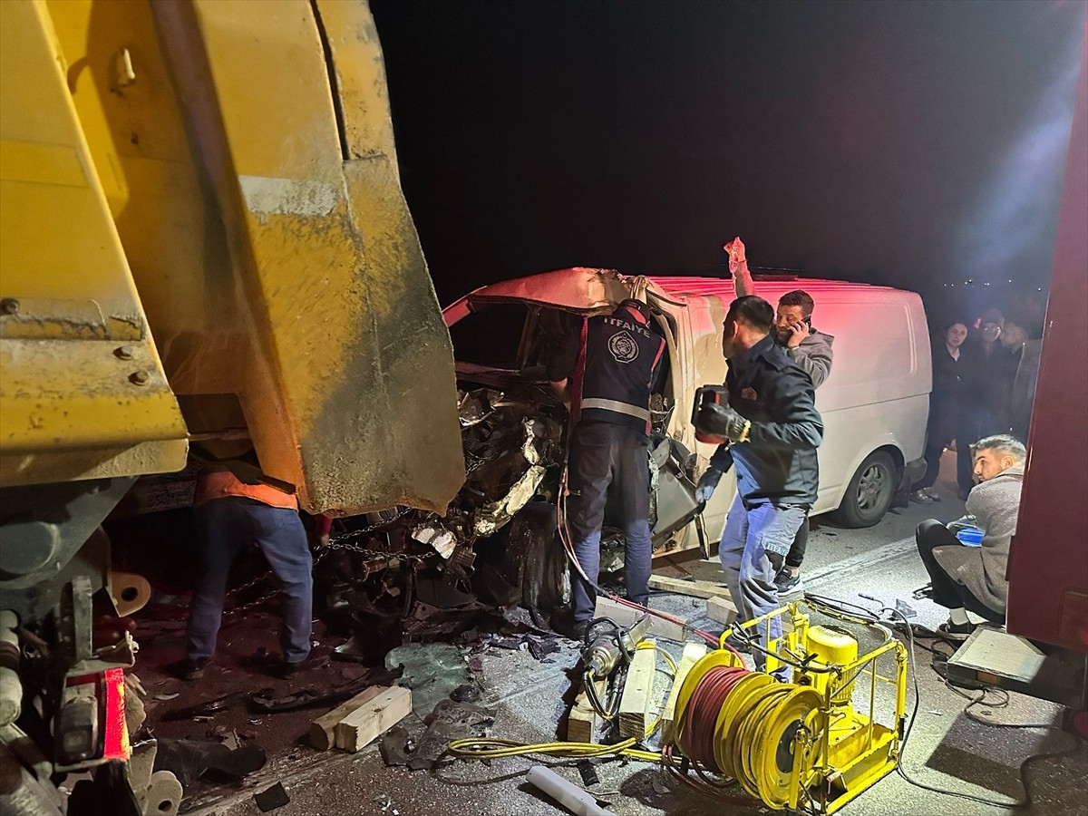 Sinop'un Gerze ilçesinde panelvanın tıra çarpması sonucu 1 kişi ağır yaralandı. Ekipler, araçta...