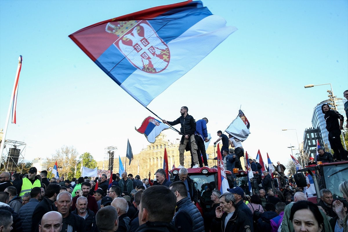 Sırbistan'ın başkenti Belgrad'da "Sırbistan'ı vermeyiz" sloganıyla miting düzenlendi. 