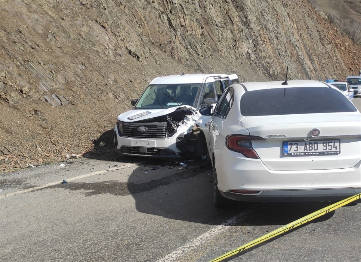 Şırnak'ın Beytüşşebap ilçesinde hafif ticari araç ile otomobilin çarpıştığı kazada, 1'i çocuk 4...