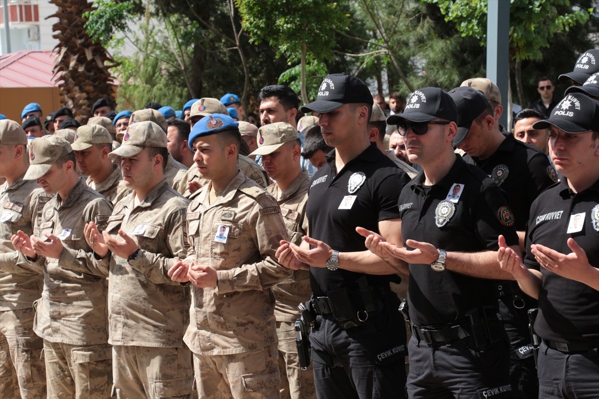 Şırnak'ın Cizre ilçesinde kazaya müdahale ederken başka bir aracın çarpmasıyla yaralanan ve tedavi...