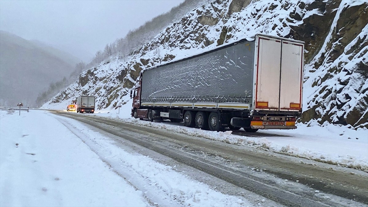 Sivas'ın Suşehri ile Zara ilçeleri arasındaki Geminbeli Geçidi'nde kar etkili oldu.