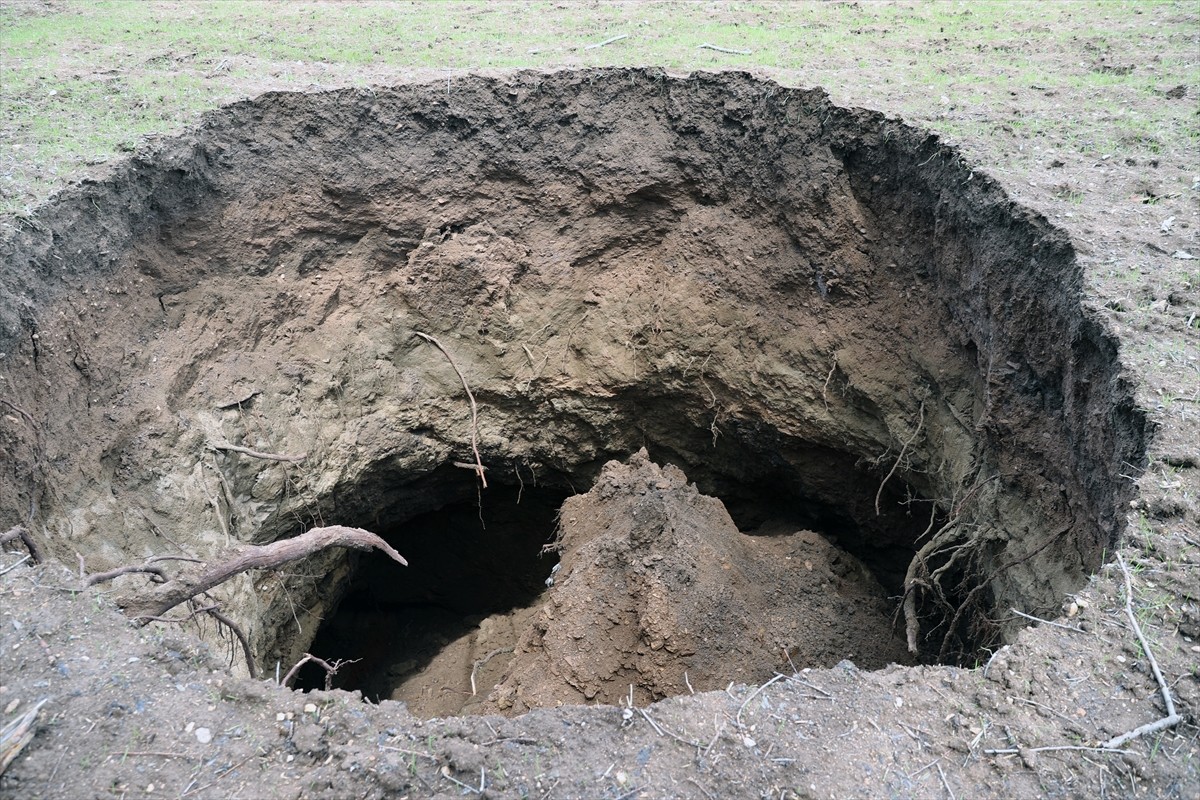 Sivas'ın Yıldızeli ilçesine bağlı Dereköy'de 7 metre çapında, derinliği yaklaşık 8 metreyi bulan...