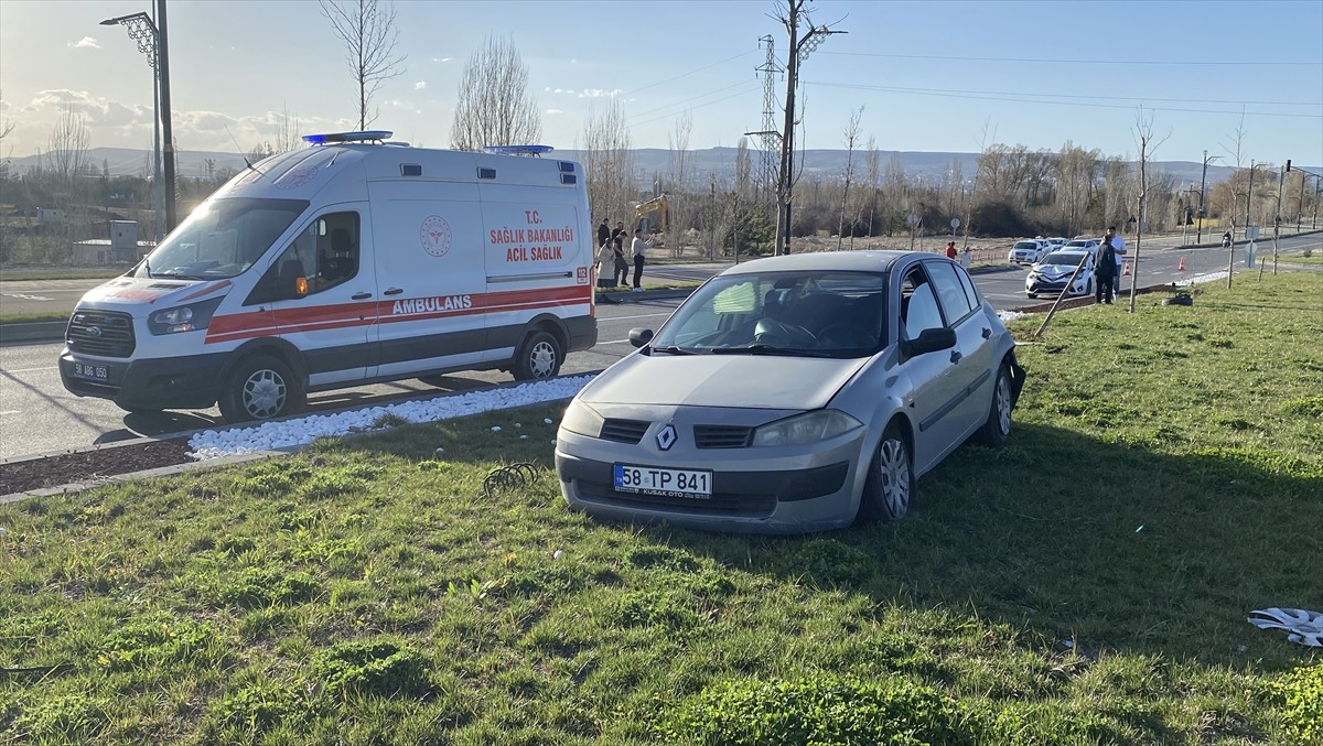 Sivas'ta iki otomobilin çarpıştığı trafik kazasında 2'si çocuk 4 kişi yaralandı.