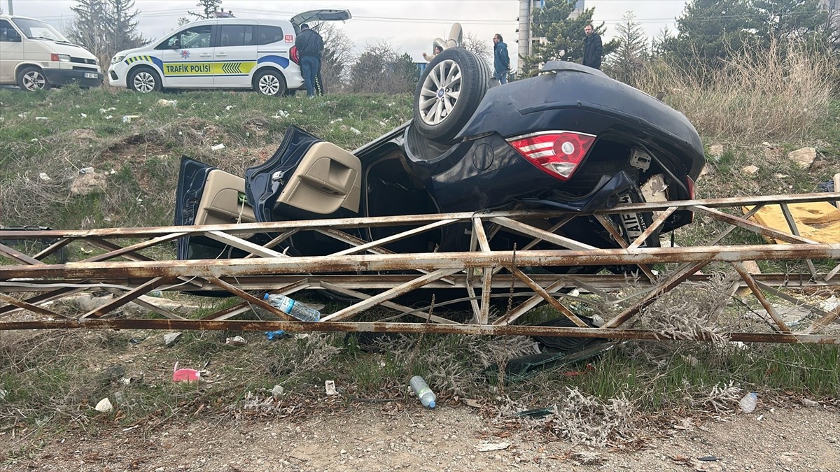 Sivas'ta otomobilin şarampole devrilmesi sonucu 5 kişi yaralandı. Kaza yerine polis ekipleri sevk...