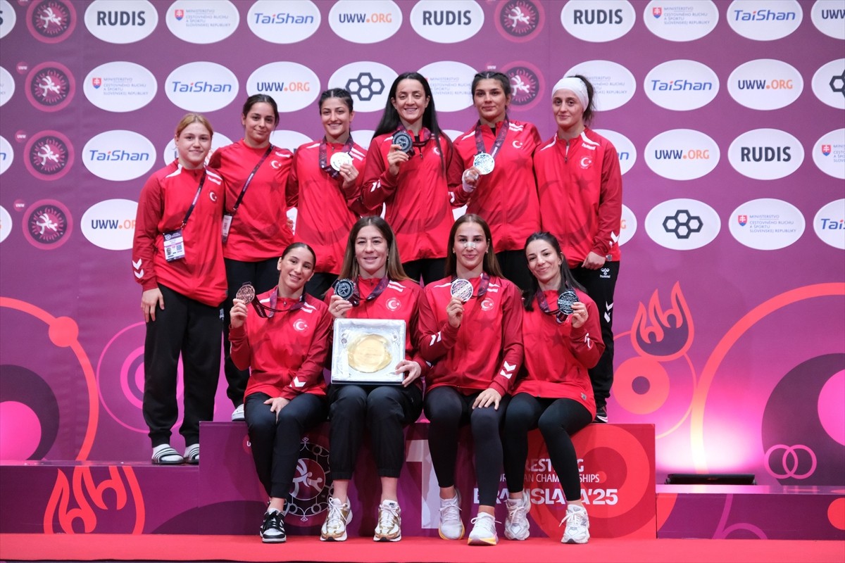 Slovakya'da düzenlenen 2025 Avrupa Güreş Şampiyonası'nda Türkiye, kadınlar kategorisinde takım...