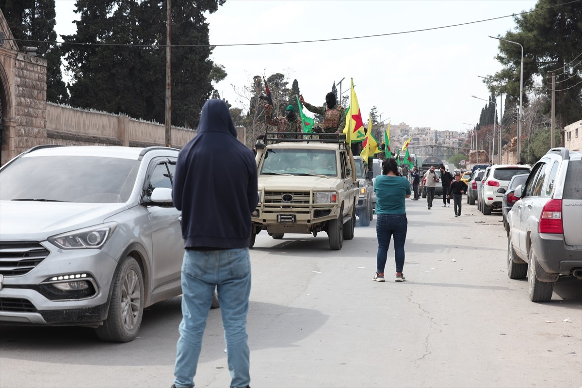 Suriye'de SDG adını kullanan terör örgütü PKK/YPG, Şam yönetimiyle imzaladığı anlaşma gereği Halep...