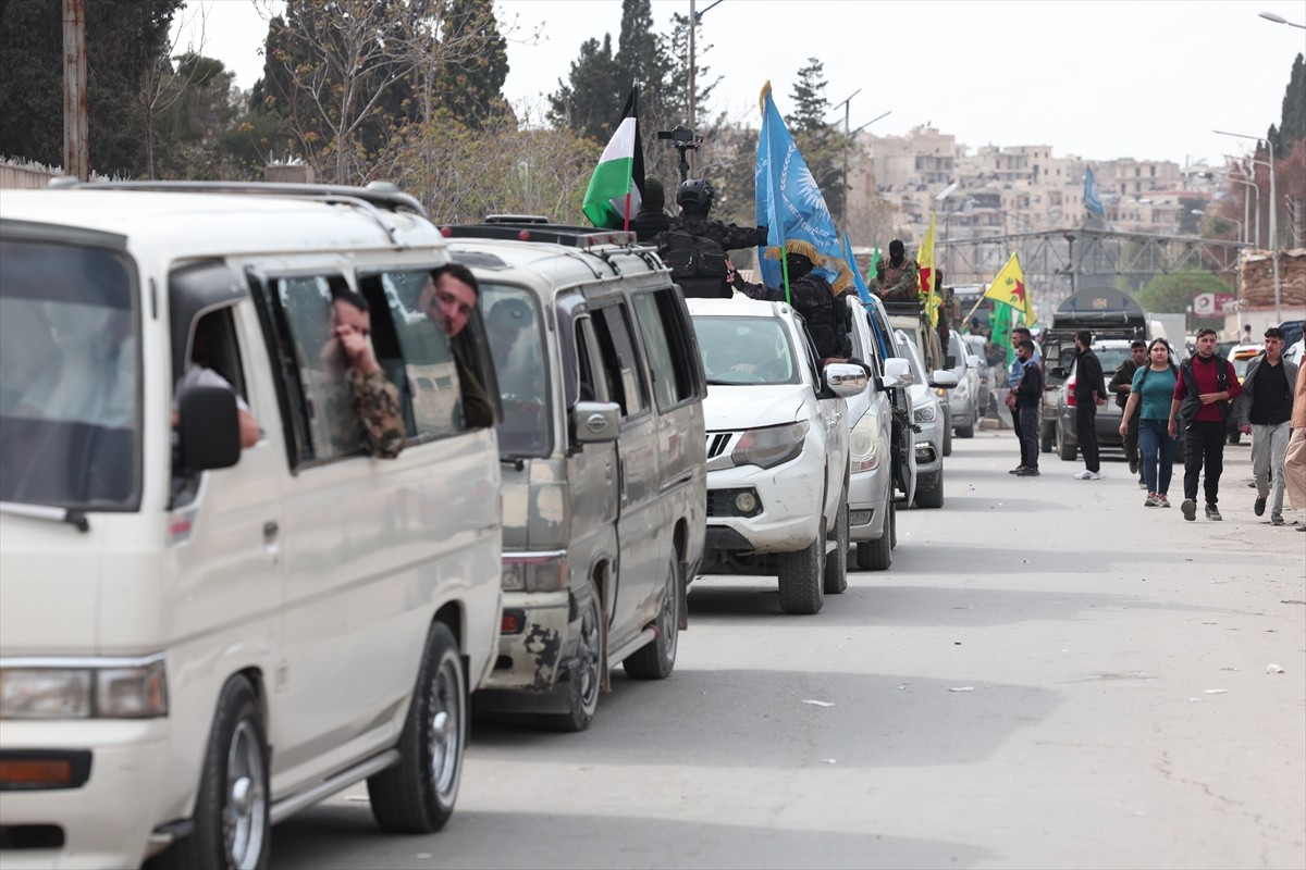 Suriye'de SDG adını kullanan terör örgütü PKK/YPG, Şam yönetimiyle imzaladığı anlaşma gereği Halep...