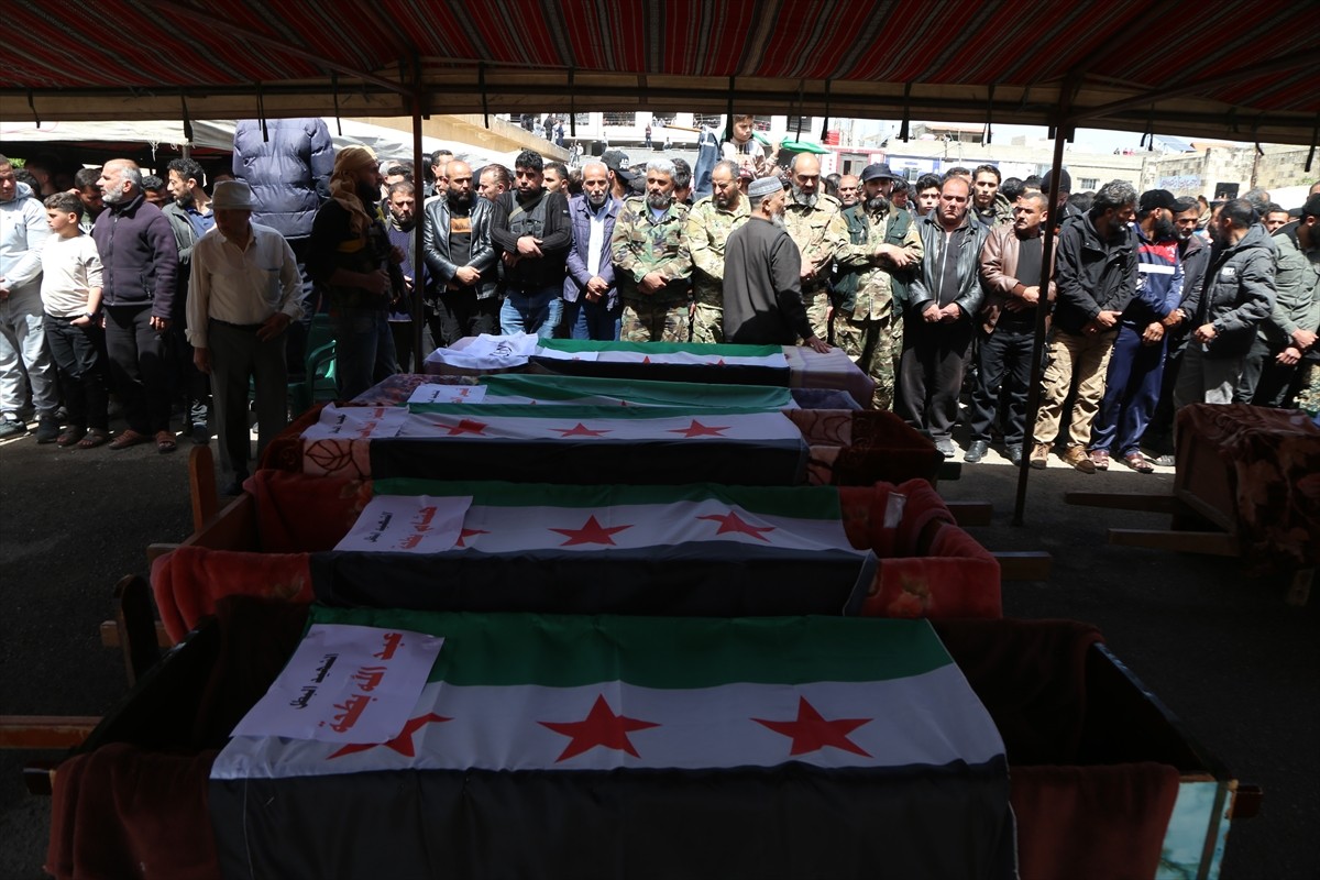 Suriye'nin güneyindeki Dera ilinde, İsrail saldırılarında yaşamını yitirenlerin cenazeleri toprağa...