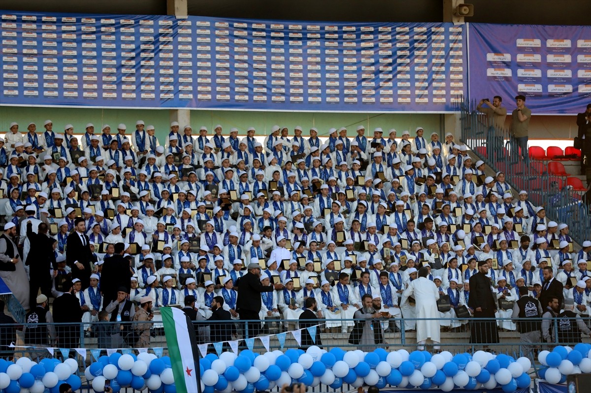 Suriye'nin İdlib ilinde Kur'an-ı Kerim kursunu tamamlayan yaklaşık 1500 öğrenci için icazet töreni...